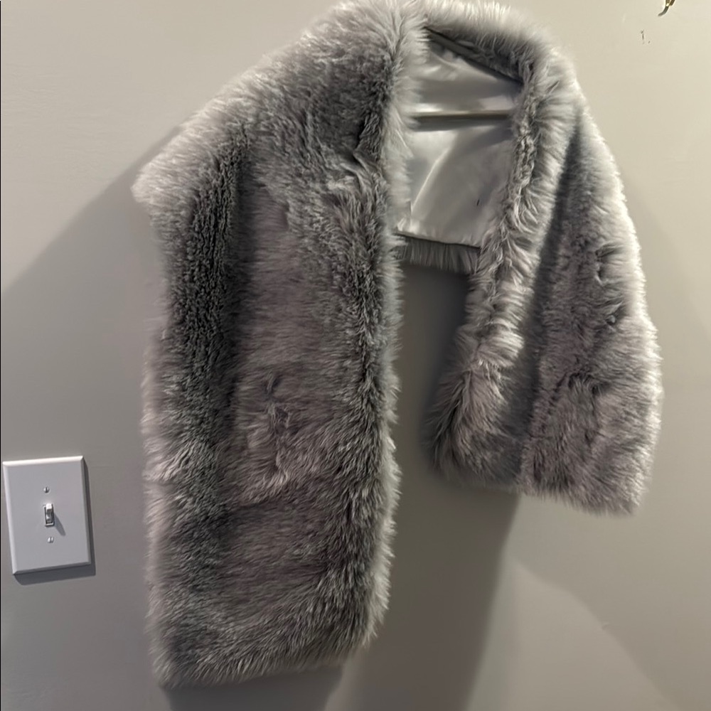Elegant Gray Faux Fur Scarf - Picture 4 of 4